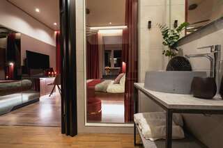 Апартаменты Luxury Upscale Apartments On Maydan Киев Двухместный номер Делюкс с 1 кроватью и балконом-3