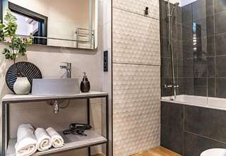 Апартаменты Luxury Upscale Apartments On Maydan Киев Двухместный номер Делюкс с 1 кроватью и балконом-16